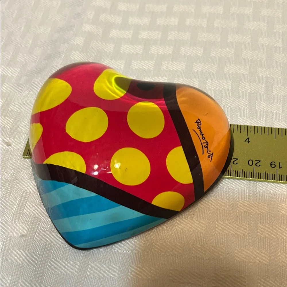 Romero Britto Glass Heart Paperweight-Fun Design - Picture 5 of 7